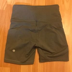 Lululemon Fast and Free 6” bike shorts, w/ pockets